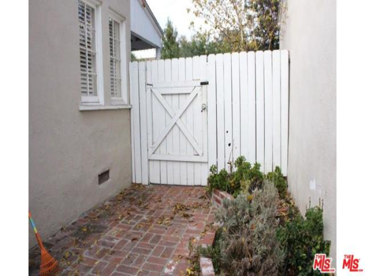 2 Bed Home to Rent in Studio City, California