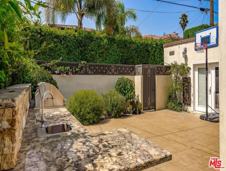 4 Bed Home to Rent in Beverly Hills, California