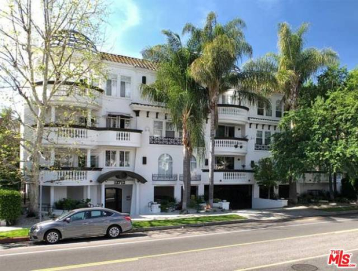 2 Bed Home to Rent in Studio City, California