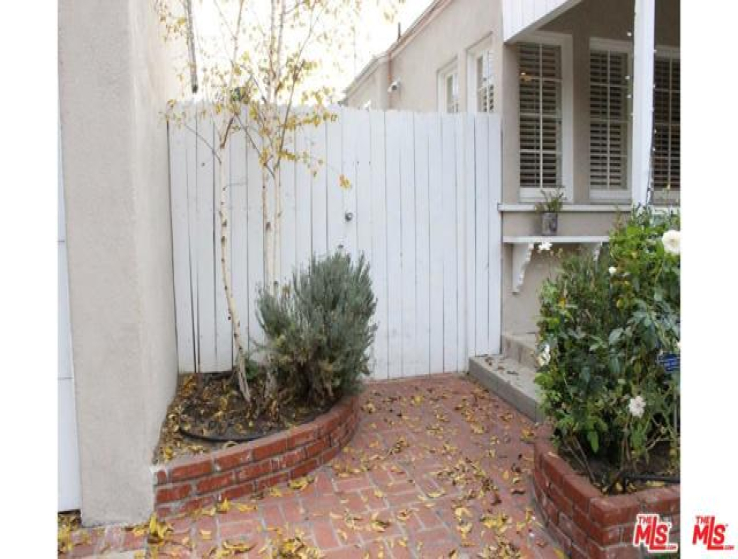 2 Bed Home to Rent in Studio City, California