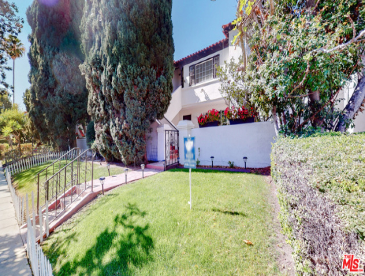 3 Bed Home to Rent in Beverly Hills, California