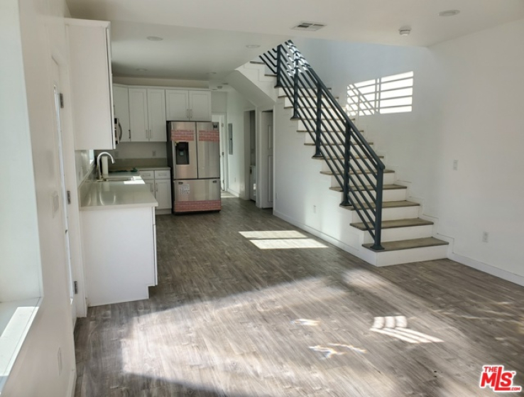 3 Bed Home to Rent in Sherman Oaks, California