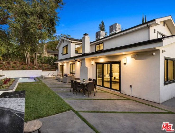 5 Bed Home for Sale in Studio City, California