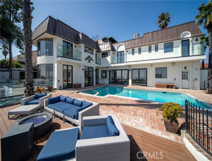 7 Bed Home to Rent in Los Angeles, California