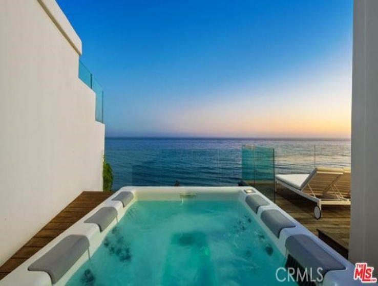 4 Bed Home to Rent in Malibu, California