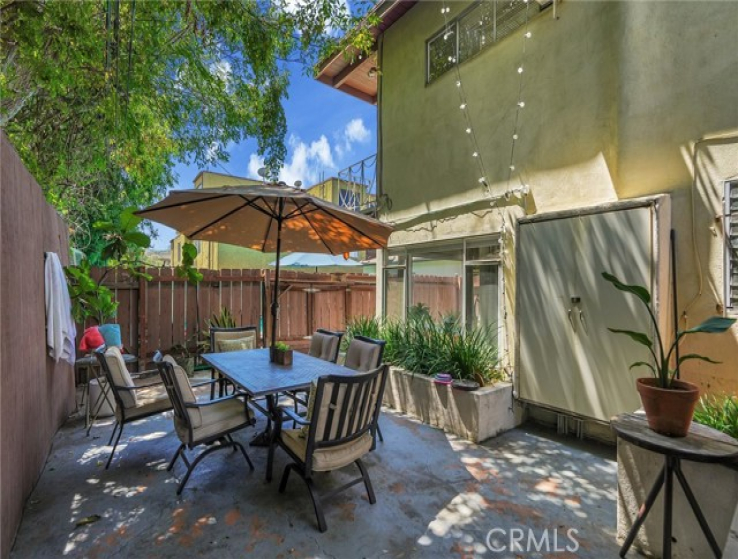 2 Bed Home to Rent in Studio City, California