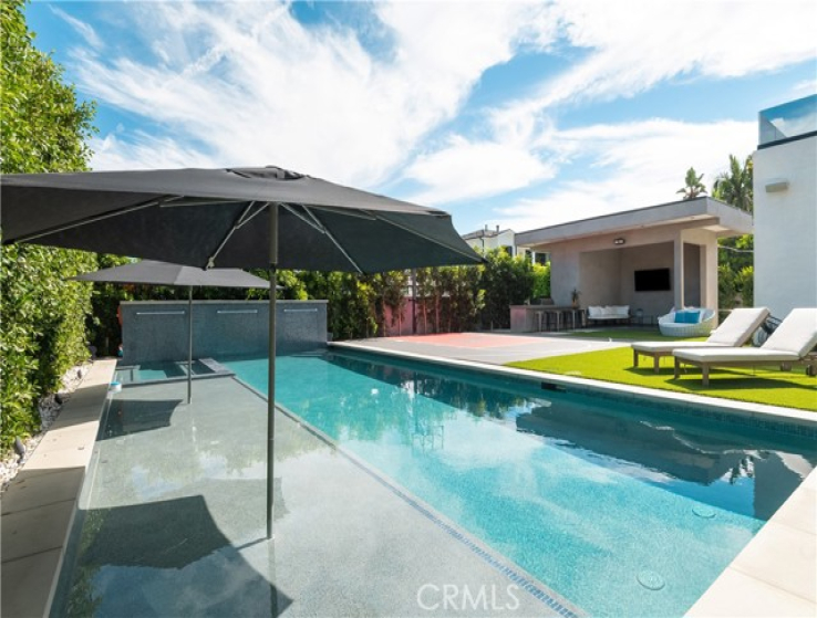 6 Bed Home to Rent in Sherman Oaks, California