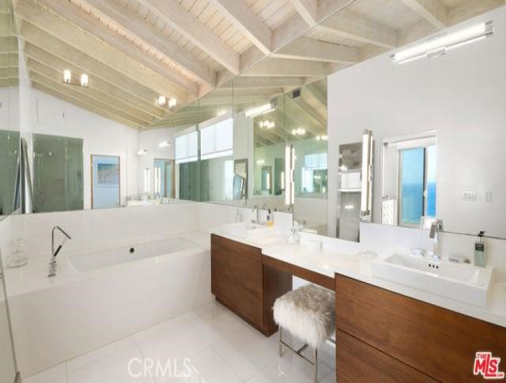 4 Bed Home to Rent in Malibu, California