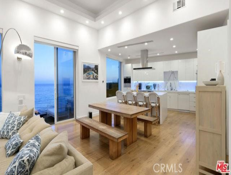 4 Bed Home to Rent in Malibu, California