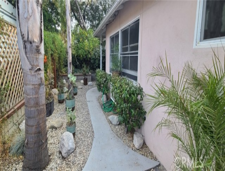 3 Bed Home to Rent in Altadena, California