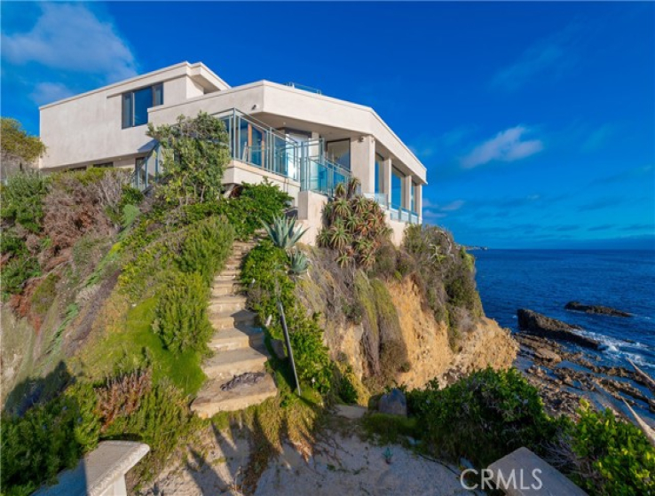 4 Bed Home to Rent in Laguna Beach, California