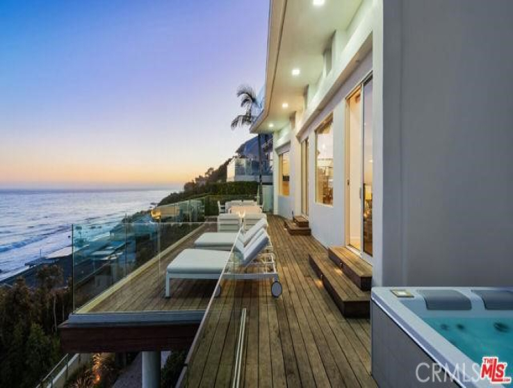 4 Bed Home to Rent in Malibu, California