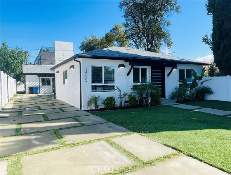 3 Bed Home to Rent in Sherman Oaks, California