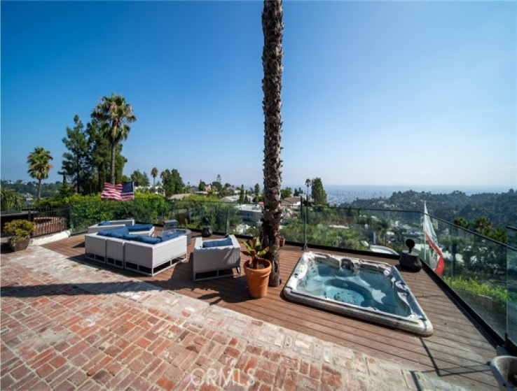 7 Bed Home to Rent in Los Angeles, California