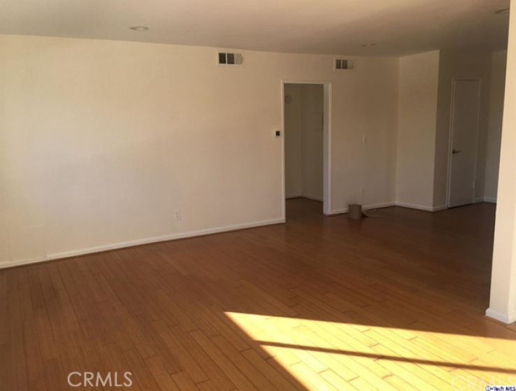 2 Bed Home to Rent in Winnetka, California