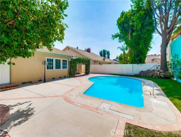 4 Bed Home to Rent in Valley Village, California