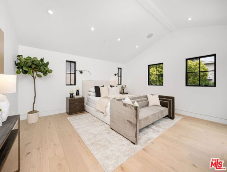 5 Bed Home for Sale in Studio City, California