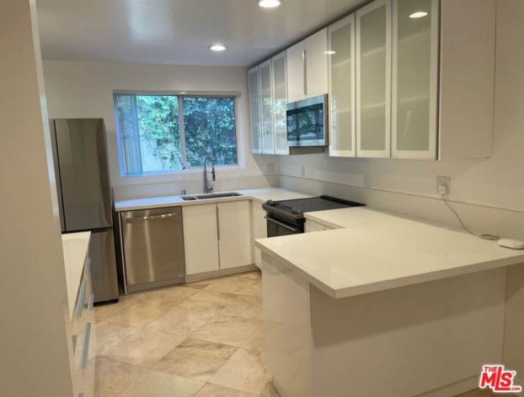 3 Bed Home to Rent in Beverly Hills, California