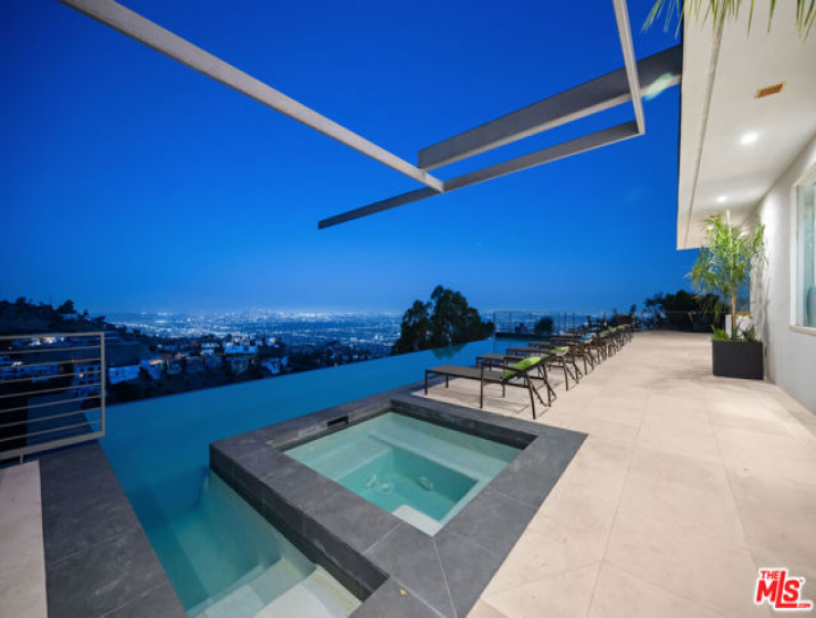 6 Bed Home to Rent in Los Angeles, California