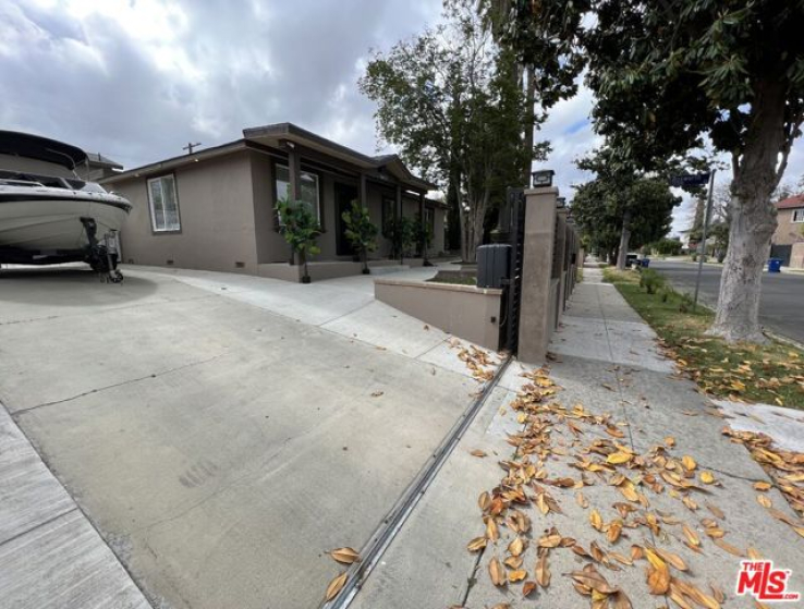 3 Bed Home to Rent in North Hollywood, California