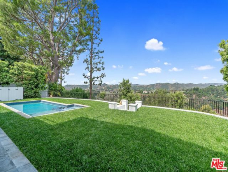 6 Bed Home for Sale in Los Angeles, California