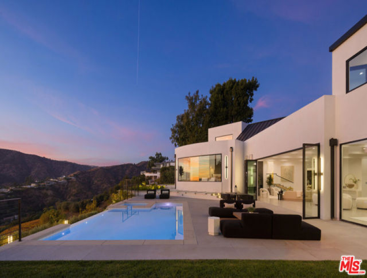 6 Bed Home for Sale in Los Angeles, California