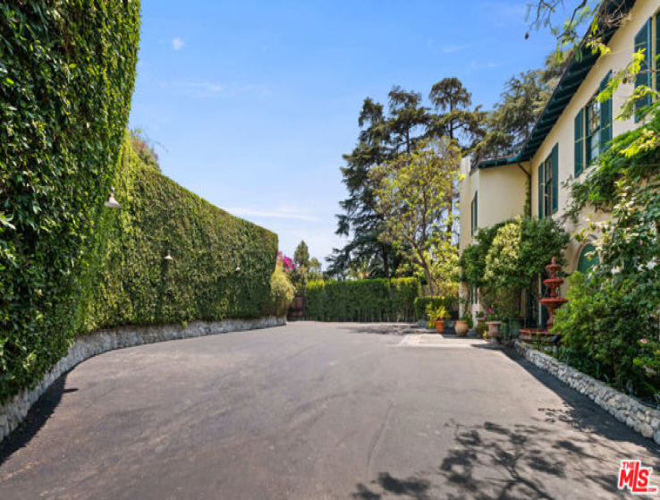 7 Bed Home for Sale in Los Angeles, California