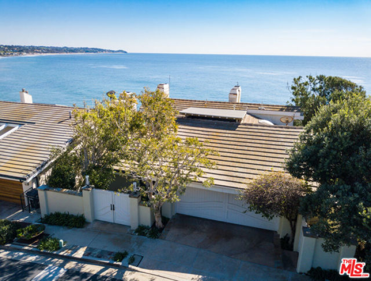 4 Bed Home to Rent in Malibu, California