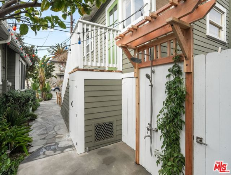 4 Bed Home for Sale in Santa Monica, California