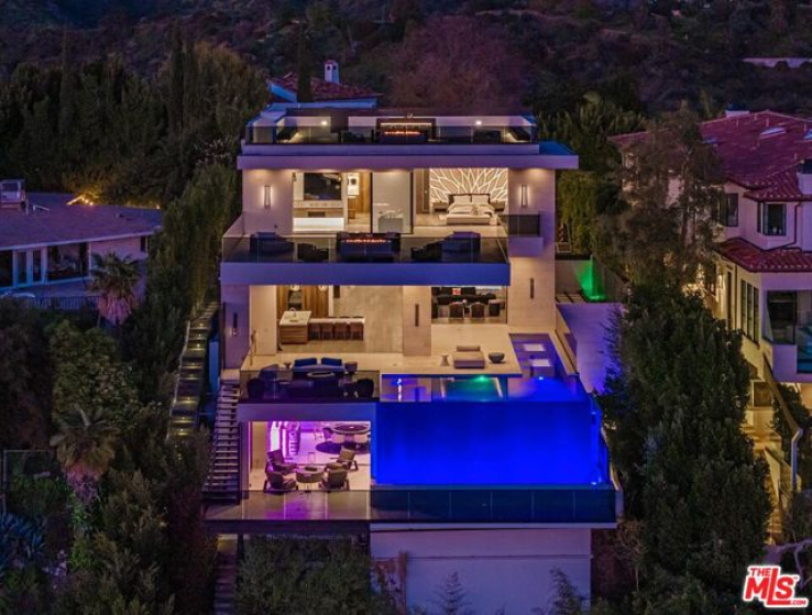 7 Bed Home for Sale in Los Angeles, California