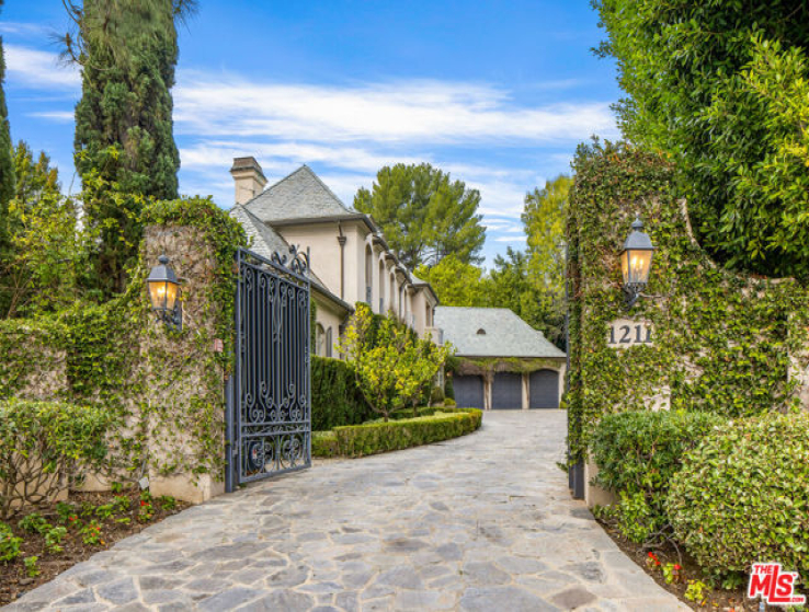 7 Bed Home for Sale in Los Angeles, California