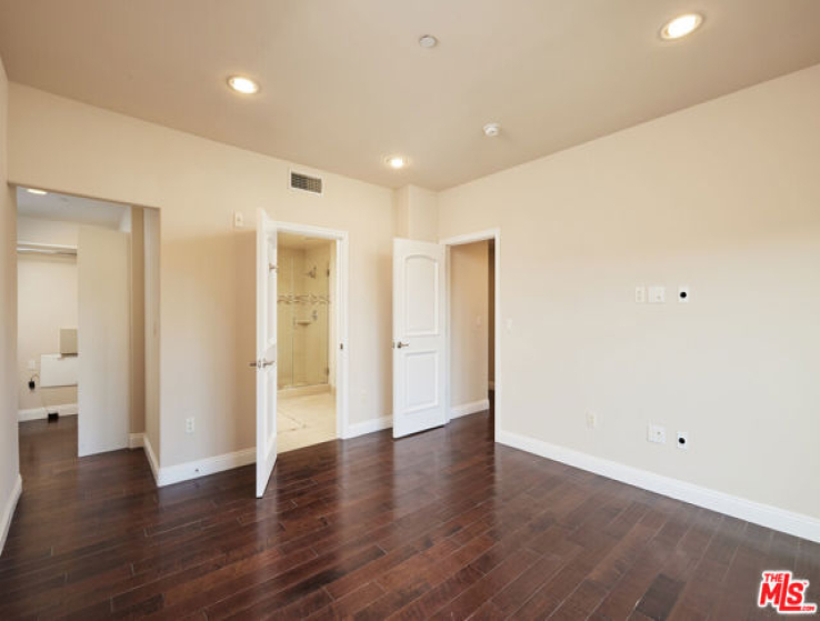 2 Bed Home to Rent in Studio City, California