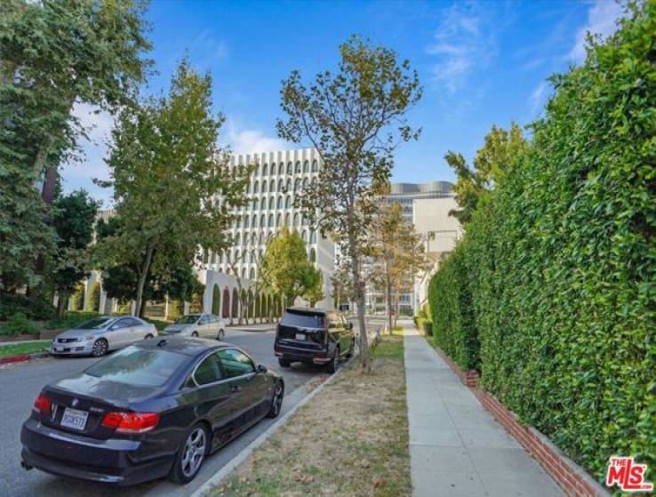 2 Bed Home to Rent in Beverly Hills, California