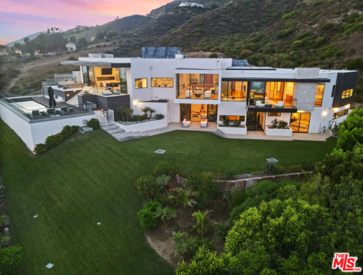 5 Bed Home for Sale in Malibu, California