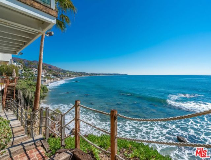 4 Bed Home to Rent in Malibu, California