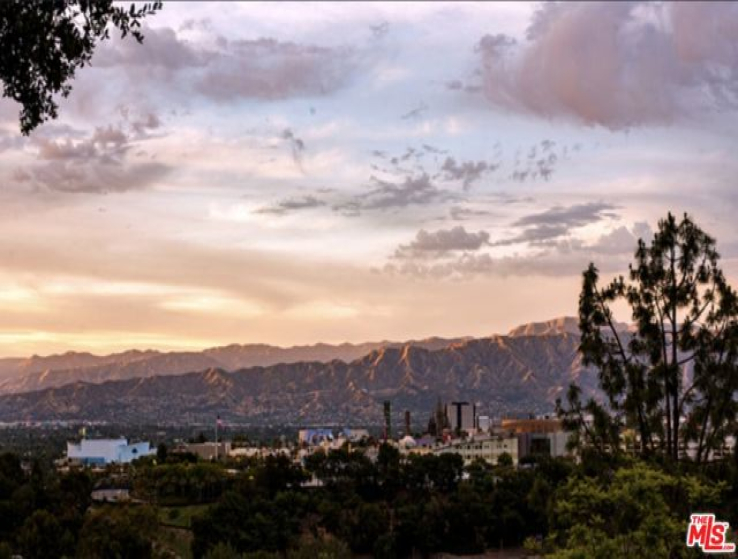 5 Bed Home for Sale in Los Angeles, California