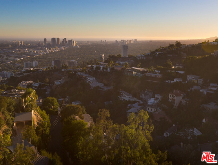 6 Bed Home to Rent in Los Angeles, California