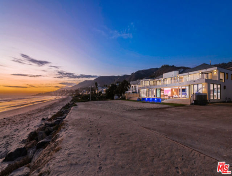 8 Bed Home to Rent in Malibu, California