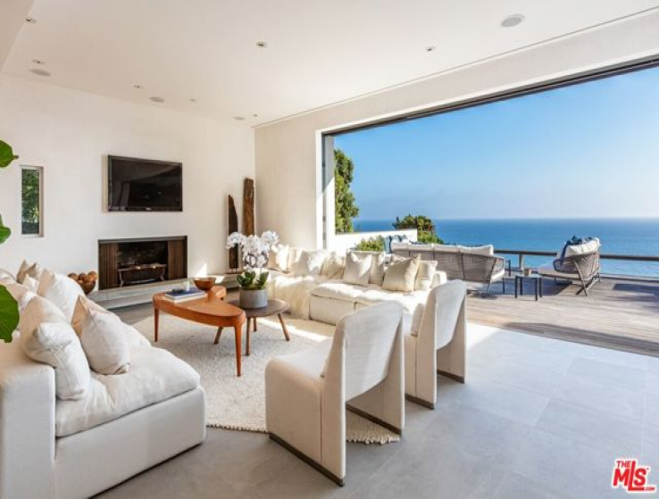 4 Bed Home to Rent in Malibu, California