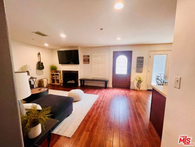 2 Bed Home to Rent in Studio City, California