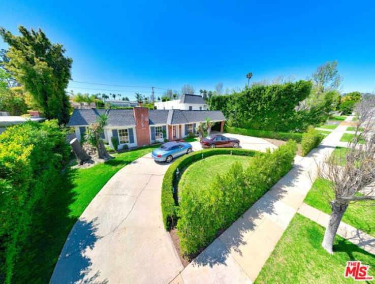 5 Bed Home to Rent in Beverly Hills, California