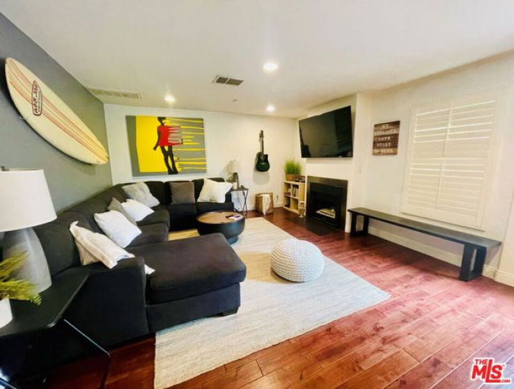 2 Bed Home to Rent in Studio City, California