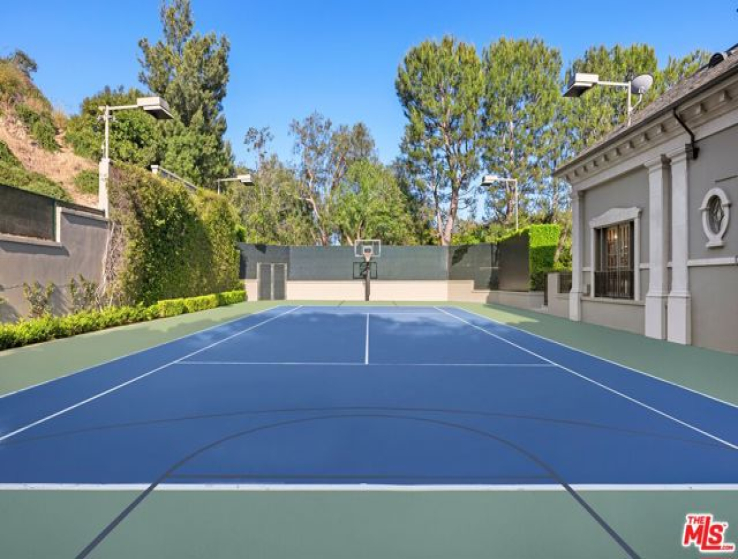 7 Bed Home to Rent in Beverly Hills, California