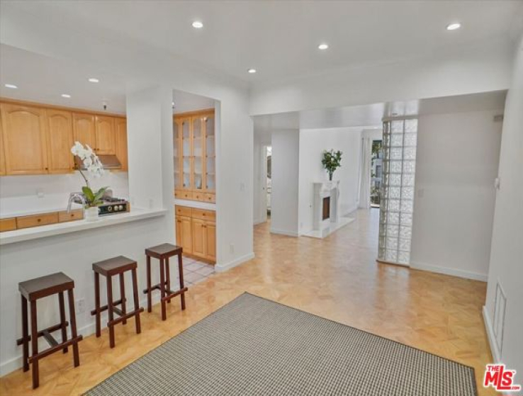 2 Bed Home to Rent in Beverly Hills, California