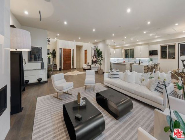 6 Bed Home to Rent in Los Angeles, California