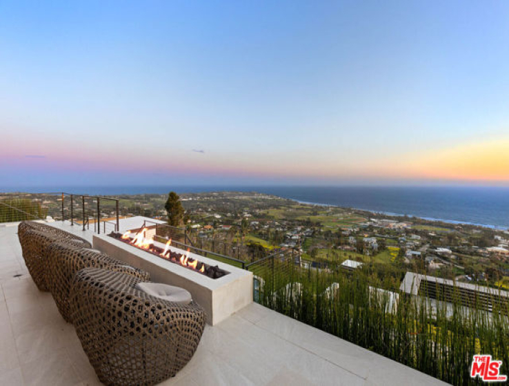 5 Bed Home to Rent in Malibu, California