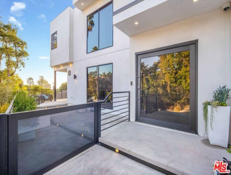 5 Bed Home for Sale in Los Angeles, California