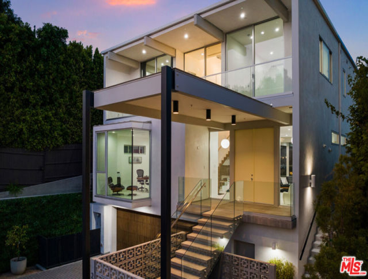 5 Bed Home for Sale in Los Angeles, California