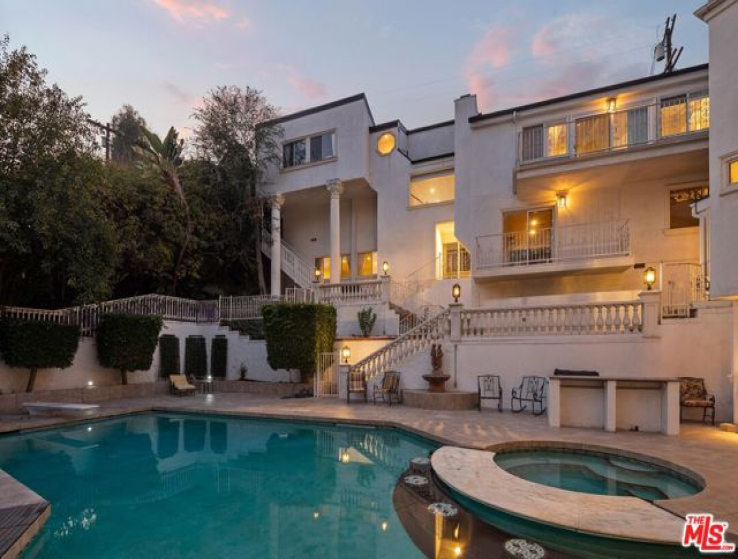 6 Bed Home to Rent in Studio City, California