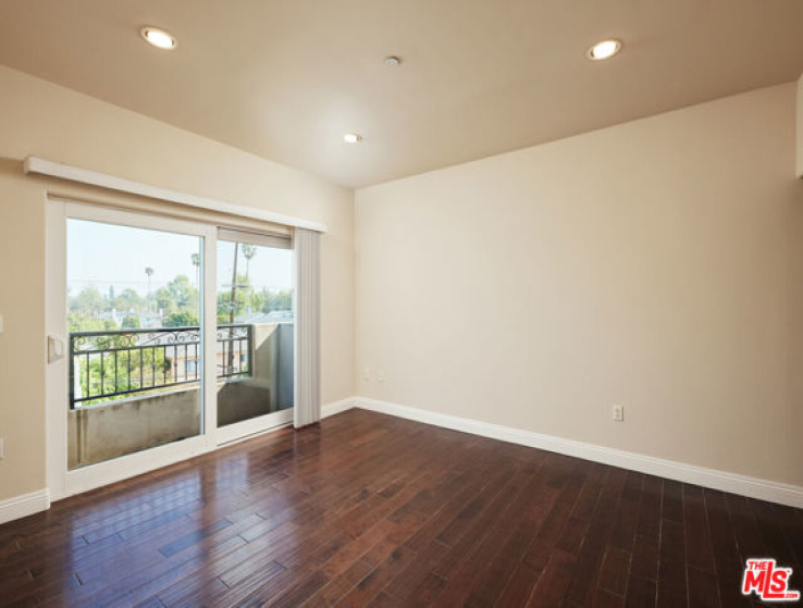 2 Bed Home to Rent in Studio City, California